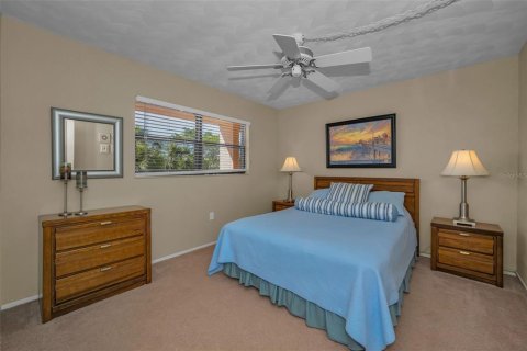 Condo in Indian Shores, Florida, 2 bedrooms  № 1572763 - photo 27