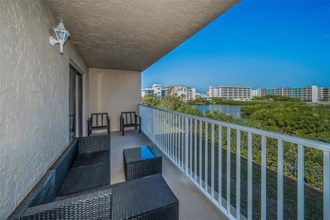 Condo in Indian Shores, Florida, 2 bedrooms  № 1572763 - photo 9