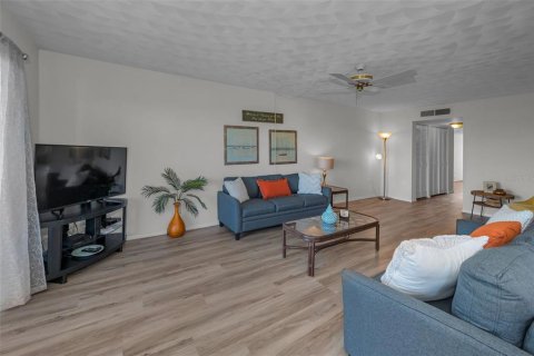 Condo in Indian Shores, Florida, 2 bedrooms  № 1572763 - photo 12
