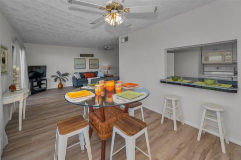 Condo in Indian Shores, Florida, 2 bedrooms  № 1572763 - photo 16