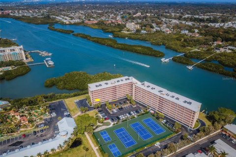 Condo in Indian Shores, Florida, 2 bedrooms  № 1572763 - photo 1