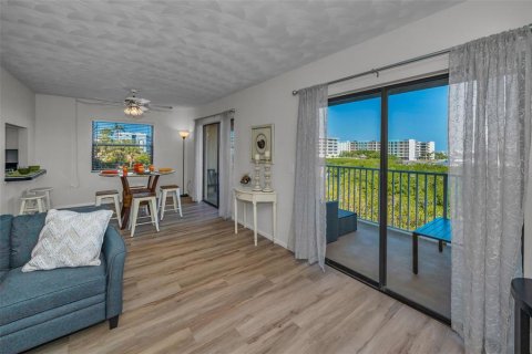 Condo in Indian Shores, Florida, 2 bedrooms  № 1572763 - photo 11