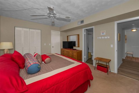 Condo in Indian Shores, Florida, 2 bedrooms  № 1572763 - photo 23