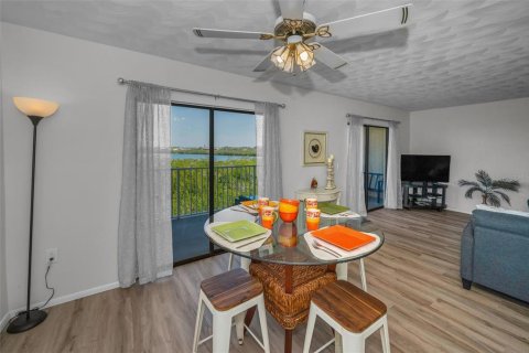 Condo in Indian Shores, Florida, 2 bedrooms  № 1572763 - photo 15