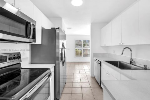 Touwnhouse à louer à Pembroke Pines, Floride: 3 chambres, 127.09 m2 № 1946634 - photo 9