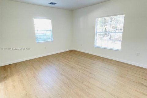 House in Miami, Florida 4 bedrooms, 189.99 sq.m. № 1828160 - photo 16