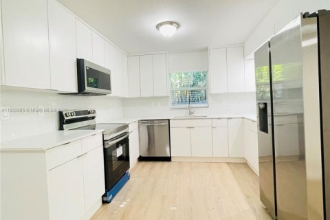 House in Miami, Florida 4 bedrooms, 189.99 sq.m. № 1828160 - photo 5