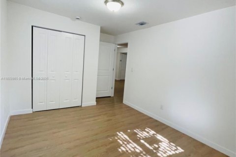 House in Miami, Florida 4 bedrooms, 189.99 sq.m. № 1828160 - photo 12