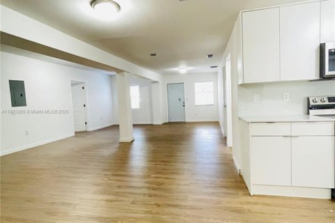 House in Miami, Florida 4 bedrooms, 189.99 sq.m. № 1828160 - photo 4