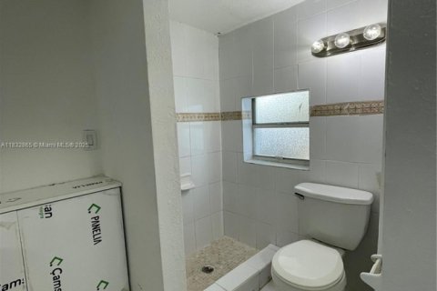 House in Miami, Florida 4 bedrooms, 189.99 sq.m. № 1828160 - photo 18