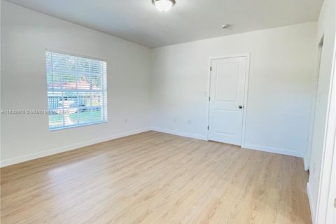 House in Miami, Florida 4 bedrooms, 189.99 sq.m. № 1828160 - photo 15