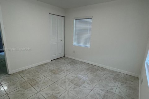 House in Miami, Florida 4 bedrooms, 189.99 sq.m. № 1828160 - photo 20