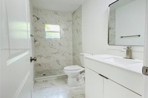 House in Miami, Florida 4 bedrooms, 189.99 sq.m. № 1828160 - photo 17