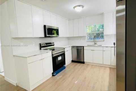 House in Miami, Florida 4 bedrooms, 189.99 sq.m. № 1828160 - photo 8
