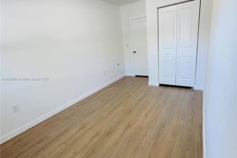 House in Miami, Florida 4 bedrooms, 189.99 sq.m. № 1828160 - photo 10