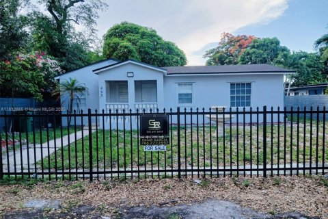House in Miami, Florida 4 bedrooms, 189.99 sq.m. № 1828160 - photo 1