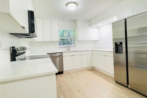 House in Miami, Florida 4 bedrooms, 189.99 sq.m. № 1828160 - photo 7