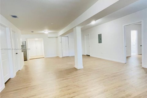 House in Miami, Florida 4 bedrooms, 189.99 sq.m. № 1828160 - photo 3