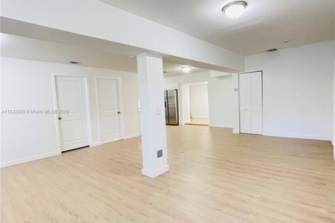 House in Miami, Florida 4 bedrooms, 189.99 sq.m. № 1828160 - photo 6