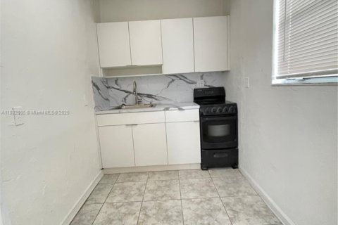 House in Miami, Florida 4 bedrooms, 189.99 sq.m. № 1828160 - photo 21