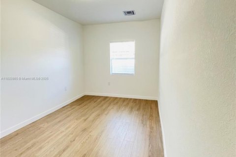 House in Miami, Florida 4 bedrooms, 189.99 sq.m. № 1828160 - photo 11