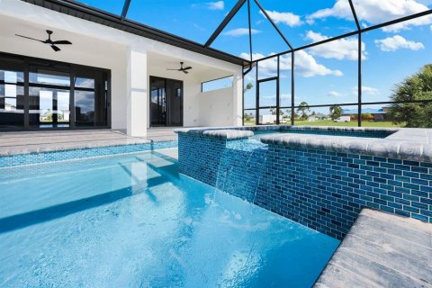 House in Cape Coral, Florida 4 bedrooms, 205.04 sq.m. № 2201425