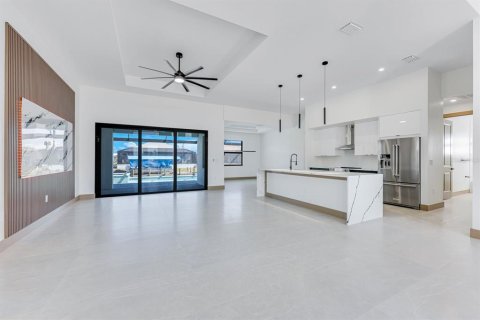 House in Cape Coral, Florida 4 bedrooms, 205.04 sq.m. № 2201425 - photo 3