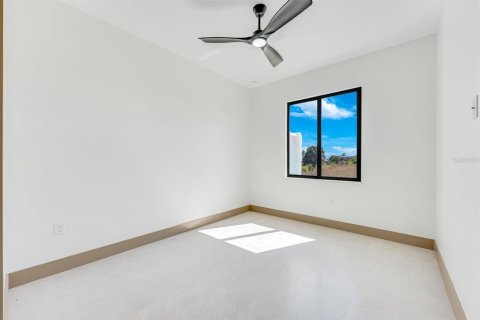 House in Cape Coral, Florida 4 bedrooms, 205.04 sq.m. № 2201425 - photo 20