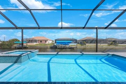 House in Cape Coral, Florida 4 bedrooms, 205.04 sq.m. № 2201425 - photo 4