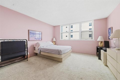 Copropriété à vendre à Surfside, Floride: 1 chambre, 85.28 m2 № 2046846 - photo 18