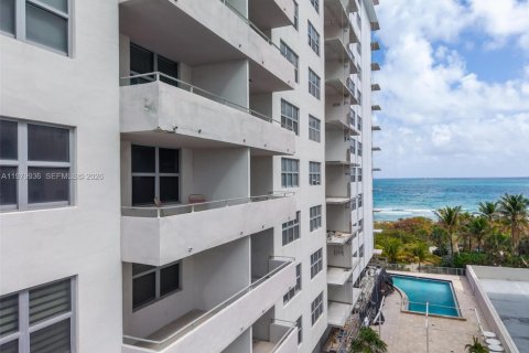 Copropriété à vendre à Surfside, Floride: 1 chambre, 85.28 m2 № 2046846 - photo 28