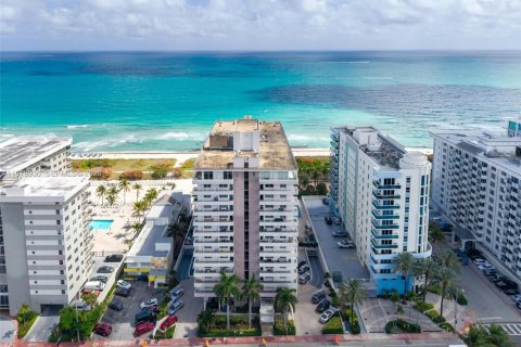 Copropriété à vendre à Surfside, Floride: 1 chambre, 85.28 m2 № 2046846 - photo 23