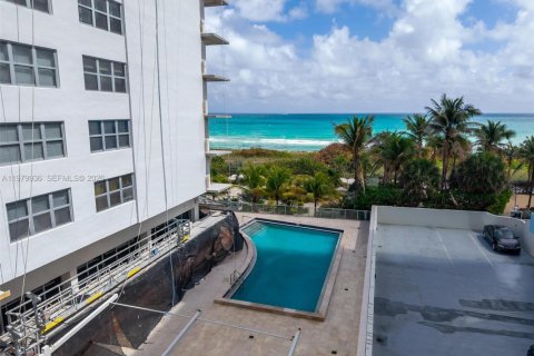 Copropriété à vendre à Surfside, Floride: 1 chambre, 85.28 m2 № 2046846 - photo 29