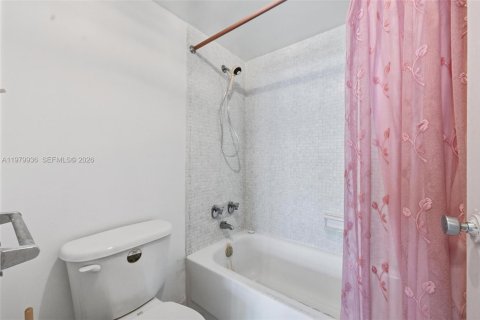 Copropriété à vendre à Surfside, Floride: 1 chambre, 85.28 m2 № 2046846 - photo 22