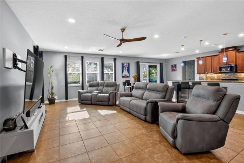 Casa en venta en Auburndale, Florida, 5 dormitorios, 485.32 m2 № 2202695 - foto 2