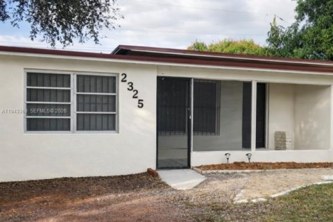 Снять в аренду виллу или дом в Майами, Флорида 3 спальни, 92.9м2, № 2002502 - фото 2