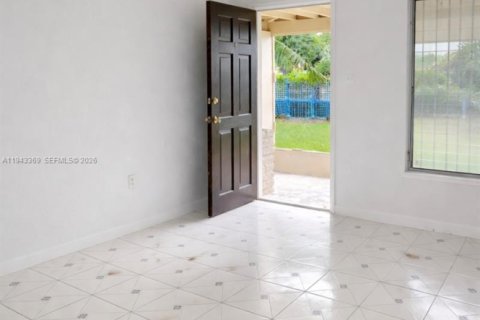 Снять в аренду виллу или дом в Майами, Флорида 3 спальни, 92.9м2, № 2002502 - фото 4