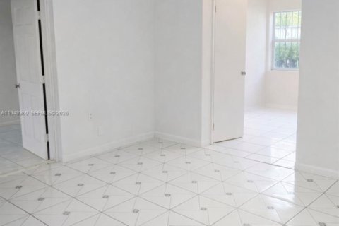 Снять в аренду виллу или дом в Майами, Флорида 3 спальни, 92.9м2, № 2002502 - фото 6