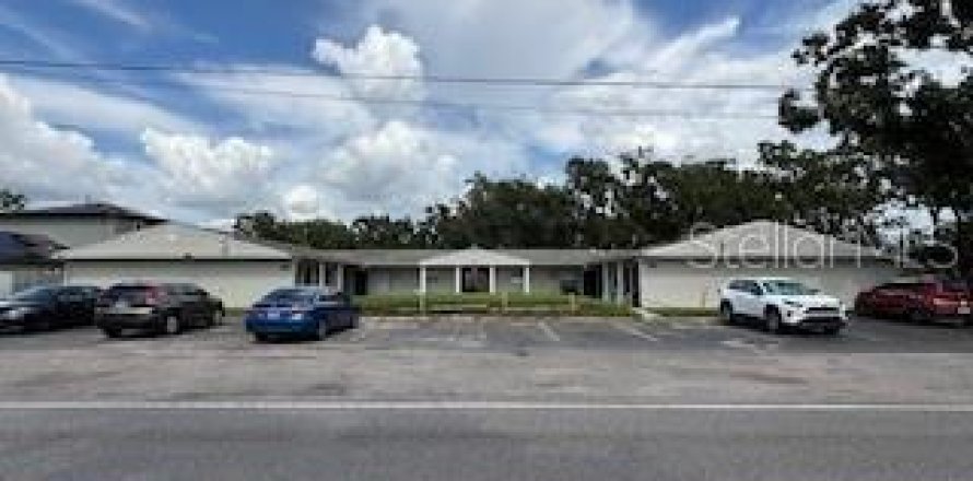 Commercial property in Tampa, Florida 8 bedrooms, 392.6 sq.m. № 1838474