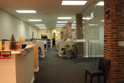 Commercial property in Hollywood, Florida № 1823412 - photo 3