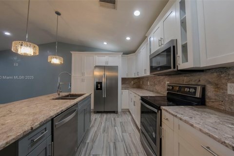 Купить виллу или дом в Лихай-Эйкерс, Флорида 5 спален, 192.4м2, № 1932930 - фото 21