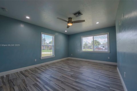 Купить виллу или дом в Лихай-Эйкерс, Флорида 5 спален, 192.4м2, № 1932930 - фото 14