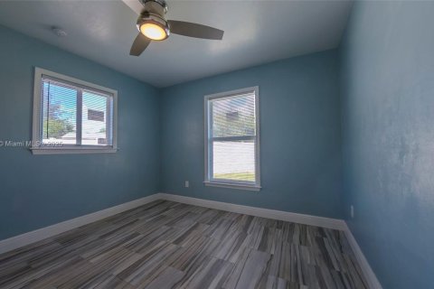 Купить виллу или дом в Лихай-Эйкерс, Флорида 5 спален, 192.4м2, № 1932930 - фото 29