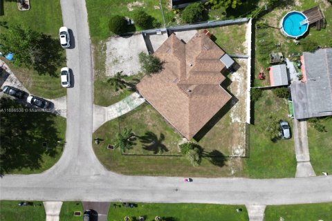 Купить виллу или дом в Лихай-Эйкерс, Флорида 5 спален, 192.4м2, № 1932930 - фото 1