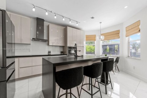Casa en venta en Pembroke Pines, Florida, 3 dormitorios, 196.3 m2 № 1814232 - foto 11