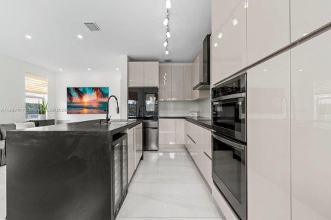 Casa en venta en Pembroke Pines, Florida, 3 dormitorios, 196.3 m2 № 1814232 - foto 10