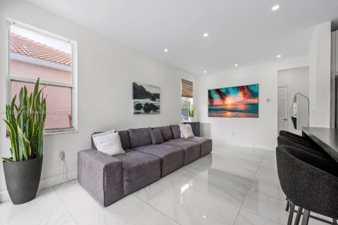 Casa en venta en Pembroke Pines, Florida, 3 dormitorios, 196.3 m2 № 1814232 - foto 14