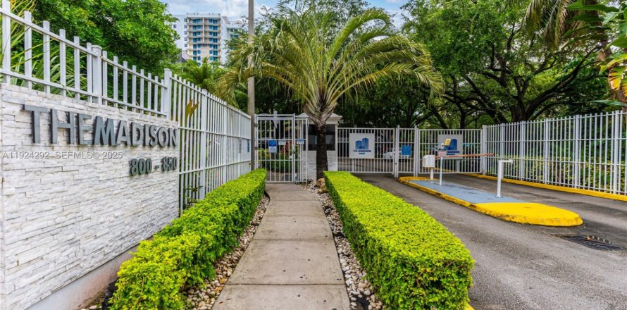 Condominio en Miami, Florida, 2 dormitorios  № 2082886