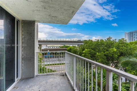 Condominio en venta en Miami, Florida, 2 dormitorios, 84.91 m2 № 2082886 - foto 11