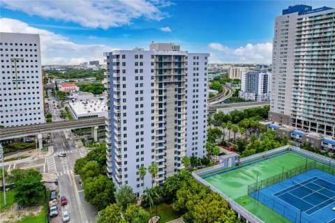 Condominio en venta en Miami, Florida, 2 dormitorios, 84.91 m2 № 2082886 - foto 3